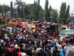 Sopir Truk di Ponorogo Protes Penutupan Tambang Manual