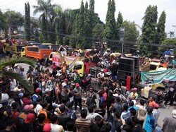 Sopir Truk di Ponorogo Protes Penutupan Tambang Manual