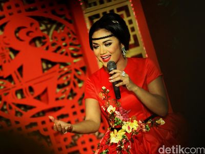 Penampilan Krisdayanti Sambut Imlek