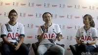 Bambang Pamungkas, pemain sepak bola terkemuka Indonesia dan Lim Chet Ming, Chief Marketing Officer PT AIA Financial saat konferensi pers AIA Championship 2016, di Jakarta, Senin (01/02/2016).
