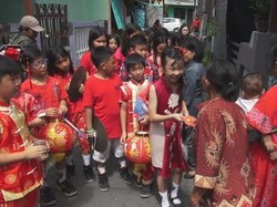 Siswa SD Bagi-bagi Angpao Berisi Abate Jelang Imlek