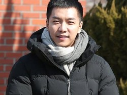 Senyum Bangga Lee Seung Gi Berseragam Militer