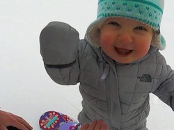 Perkenalkan Sloan! Snowboarder Cilik yang Baru Berumur 14 Bulan