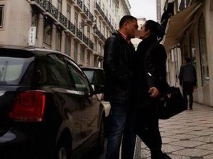 Ciuman Mesra Ungkapan Rasa Rindu KD untuk Raul Lemos