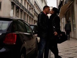 Ciuman Mesra Ungkapan Rasa Rindu KD untuk Raul Lemos