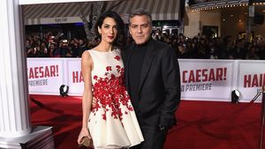Dibalut Dress Mini, Istri George Clooney Pamer Kaki Jenjang