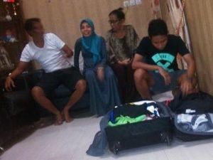 Ibu Evan Dimas Siapkan Bekal Anaknya ke Spanyol