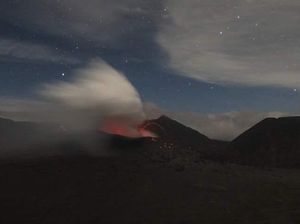 Melihat Pemandangan Letusan Bromo di Malam Hari