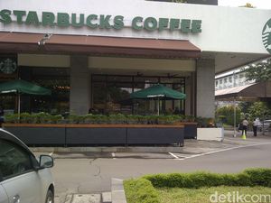 Starbucks Tempat Bom Thamrin Sudah Buka Lagi, 2 Satpam Berjaga Starbucks Tempat Bom Thamrin Sudah Buka Lagi, 2 Satpam Berjaga