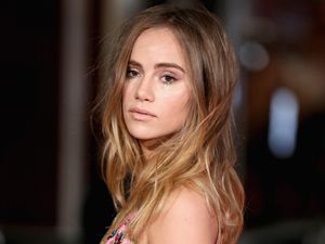 Mantan Bradley Cooper Seksi Bergaun Menerawang