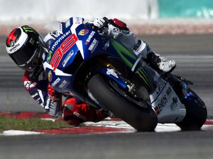 Lorenzo Kuasai Hari Pertama