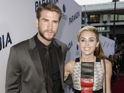 Pakai Gaun Putih, Miley Cyrus dan Liam Hemsworth Menikah?