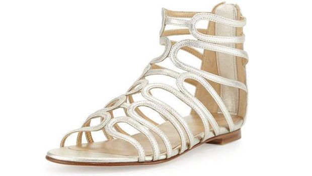 Item selanjutnya juga dihadirkan dengan detail unik sebagai pengganti tali. Aksen tersebut pun menjadikannya eksentrik karena berupa tassel berwarna putih. Item itu dapat menambah sentuhan personal dalam penampilan kasual atau sporty Anda. Dapatkan item berikut seharga Rp 5,8 jutaan.