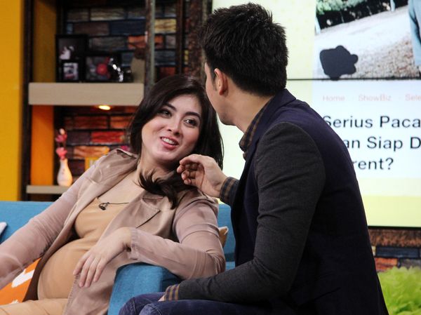 Momen Mesra Jonathan Frizzy-Istri, di Baliknya Ada KDRT hingga Isu Selingkuh