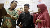 Evan Dimas menemui menpora dengan didampingi ibunya, Ana.