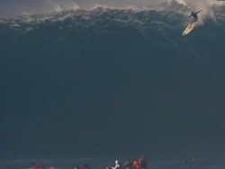 Penampakan Ombak Setinggi 12 Meter di Hawaii