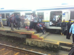 Meriahnya Stasiun Bojong Gede Saat Commuter Line Alami Gangguan