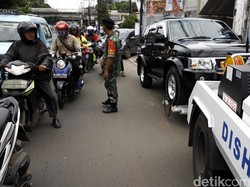 Cegah Mobilnya Diderek, Pemobil Ini Nangis di Hadapan Petugas