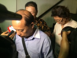 Dibesuk Ibunda Lagi, Jessica Dibawakan Baju dan Makanan