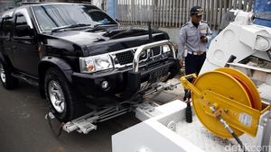 Petugas Dishub Derek Mobil yang Parkir Sembarangan