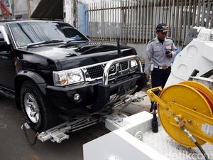 Petugas Dishub Derek Mobil yang Parkir Sembarangan
