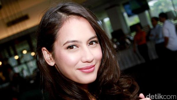 Lihat Senyuman Pevita Pearce Ini Bikin Hari Kamu Lebih Berwarna