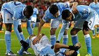 Usai mencetak gol, Aguero sempat terlihat kesakitan dan tergeletak karena kaki John OShea mengenai betisnya. Tapi striker asal Argentina itu bisa kembali bermain. Lee Smith/Reuters/detikFoto.