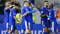 Para pemain Leicester merayakan gol. Dengan kemenangan ini, Leicester kini mengoleksi nilai 50, unggul tiga angka atas Manchester City yang berada di posisi kedua. Darren Staples/Reuters/detikFoto.