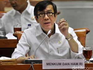 Menkum HAM Ancam Cabut Cuti Bersyarat Eks Pemred Obor Rakyat Menkum HAM Ancam Cabut Cuti Bersyarat Eks Pemred Obor Rakyat