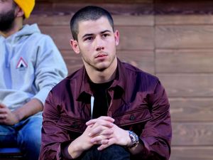 Nick Jonas Dipegang-pegang Saat Konser, Fans Ingatkan Soal Pelecehan Seksual Nick Jonas Dipegang-pegang Saat Konser, Fans Ingatkan Soal Pelecehan Seksual