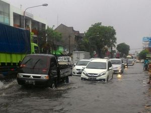 Denpasar Dilanda Banjir, Jalan-jalan Protokol Terendam
