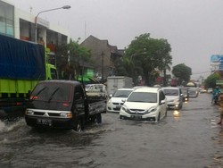 Denpasar Dilanda Banjir, Jalan-jalan Protokol Terendam