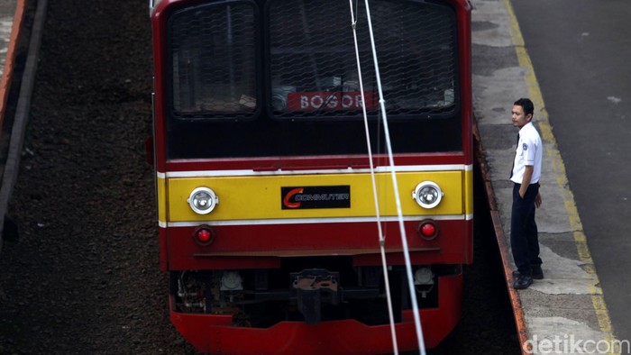 Gangguan Sinyal, Penumpang Menumpuk di Stasiun Depok Baru Ribuan penumpang menumpuk di Stasiun Depok Baru, Rabu (03/02/2016). Penumpukan ribuan penumpang ini terjadi akhir gangguan sinyal kereta yang terjadi dari Stasiun Depok Lama sampai Pasar Minggu. Grandyos Zafna/detikcom