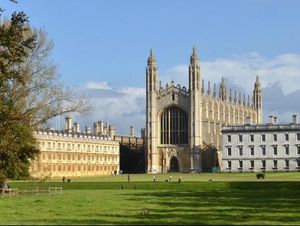Melihat Patung Stephen Hawking di Universitas Cambridge Melihat Patung Stephen Hawking di Universitas Cambridge