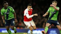 Alexis Sanchez berusaha melewati James Ward Prowse dan Victor Wanyama dalam pertandingan yang dihelat di Emirates Stadium, Rabu (3/2/2016) dinihari WIB. John Sibley/Reuters/detikFoto.