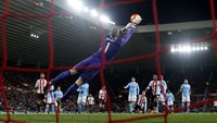 Joe Hart melompat untuk mengamankan gawangnya dari serangan para pemain Sunderland. Lee Smith/Reuters/detikFoto.