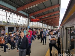 Commuter Line Alami Gangguan Sinyal, Kereta Parkir di Depok