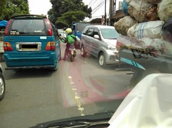 Siapa Abang Go-Jek ini? Dia Rela Bantu Buka Jalan untuk Mobil Jenazah di Depok