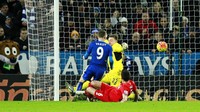 Jamie Vardy membobol gawang Liverpool. Dalam pertandingan ini, Vardy dua kali membobol gawang lawan. Gol itu dibuatnya di menit ke-60 dan 72. Jason Cairnduff/Reuters/detikFoto.
