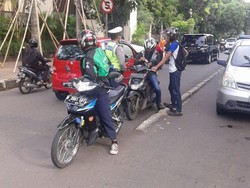 Polisi Tilang Pengendara Motor yang Doyan Lawan Arus di Stasiun Kalibata