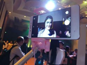 Oppo Rilis Ponsel Penggila Selfie