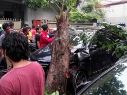 Mobil Tabrak Pohon dan Motor di Mangga Besar
