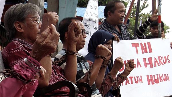 Warga Tolak Pengosongan Rumah Oleh TNI AL