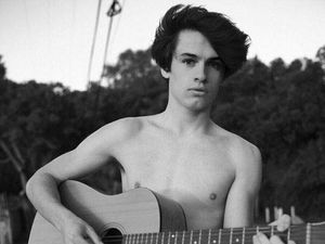 Seksi dan Tampan, Putra Pamela Anderson Topless di Iklan Saint Laurent