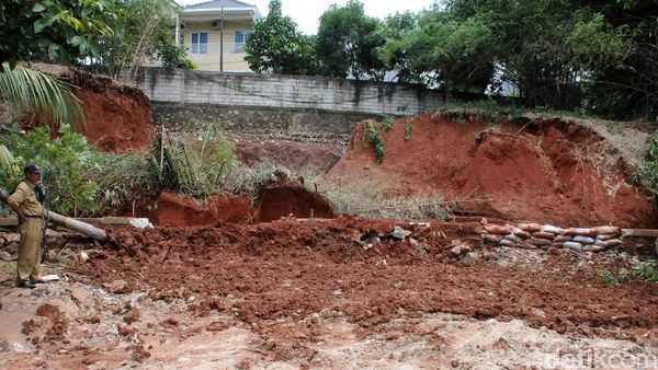 Tebing Sungai Krukut Depok Longsor