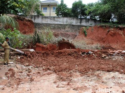 Tebing Sungai Krukut Depok Longsor