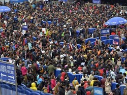 Jelang Libur Imlek, Puluhan Ribu Orang Terjebak di Stasiun Kereta China