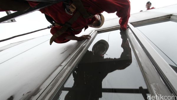 Pembersih Gedung Bertingkat Bertaruh Nyawa