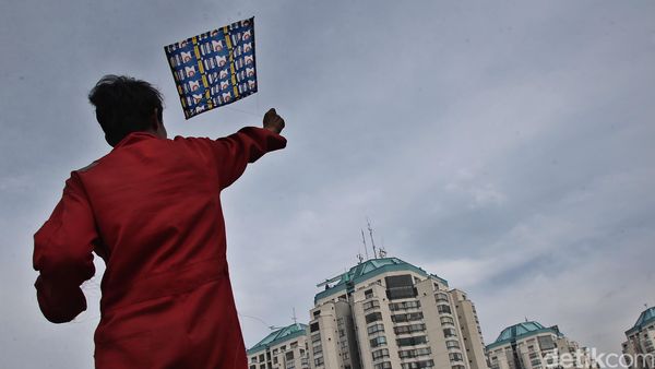 Serunya Bermain Layang-layang di Puncak Gedung
