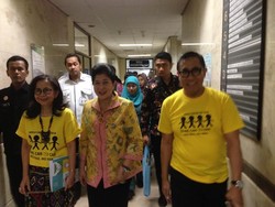 Sambangi Anak Pasien Kanker RS Dharmais, Menkes Nyanyi Bareng dan Bagi Kado